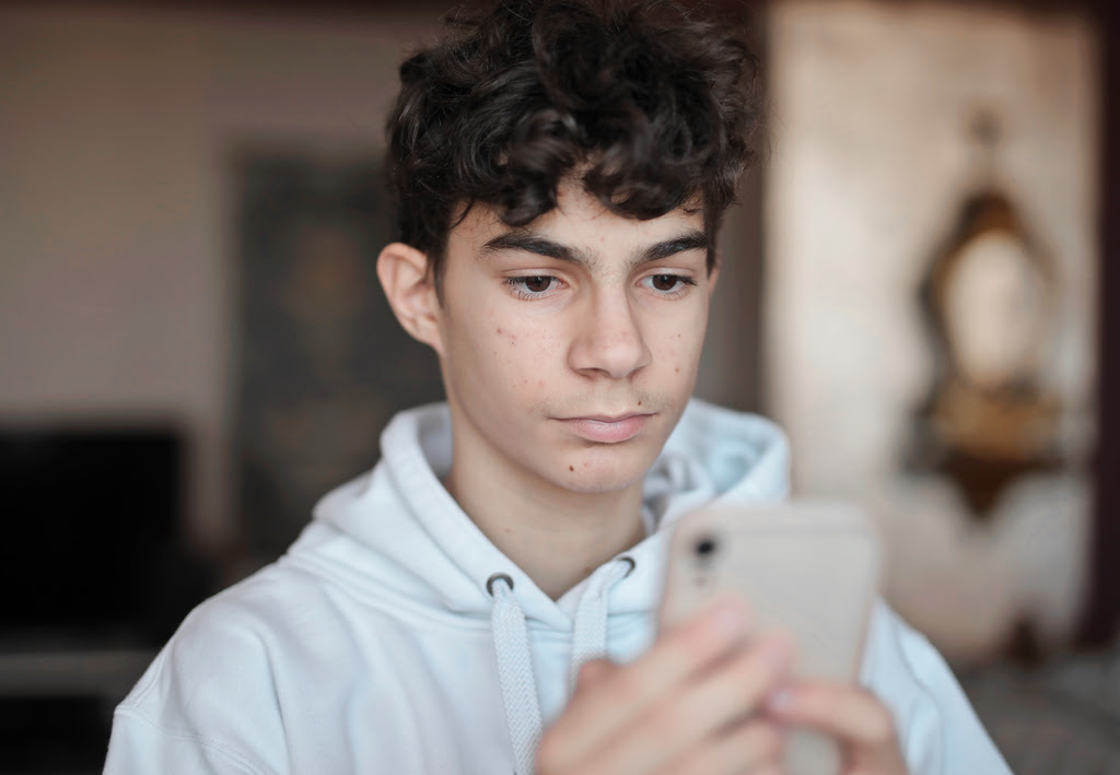 Dependencia a las Tecnologías en Adolescentes: Comprendiendo, Previniendo y Tratando la Problemática